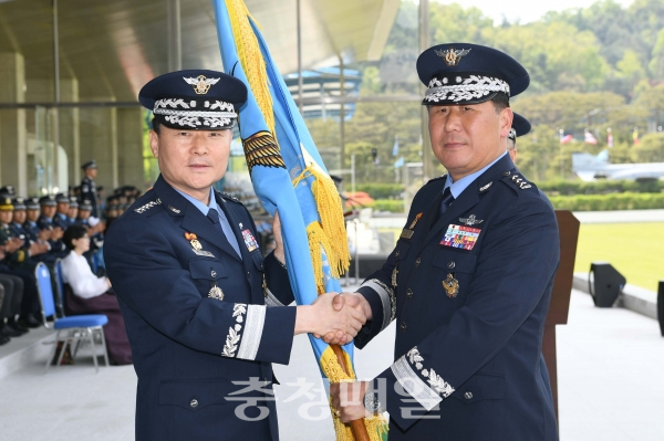 공군사관학교 제51대 학교장으로 취임하는 박인호(오른쪽) 중장이 원인철 공군참모총장으로 지휘권을 이양 받고 있다.