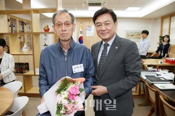 김병우 충북도교육감이 9일 최고령 고졸 합격자 강득주(왼쪽)씨에게 합격증을 전달한 후 기념촬영을 했다.