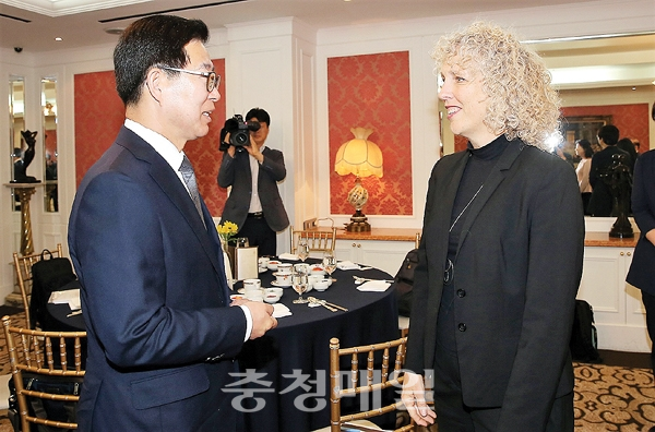 양승조 충남지사는 15일 서울 임페리얼 펠리스에서 그린피스 제니퍼 리 모건 사무총장과 대화를 나누고 있다.