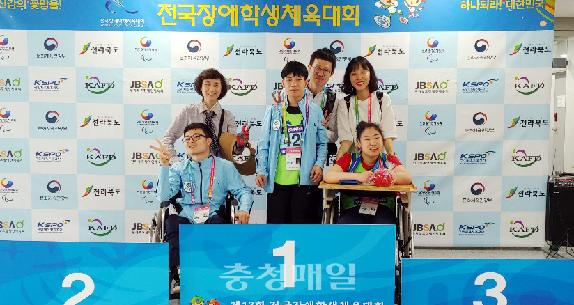 ‘제13회 전국장애학생체육대회’에서 충북 특수학교 학생들의 활약이 두드러졌다. 육상 종목에 출전한 청주혜화학교 학생들이 메달을 목에 걸고 기뻐하고 있다.