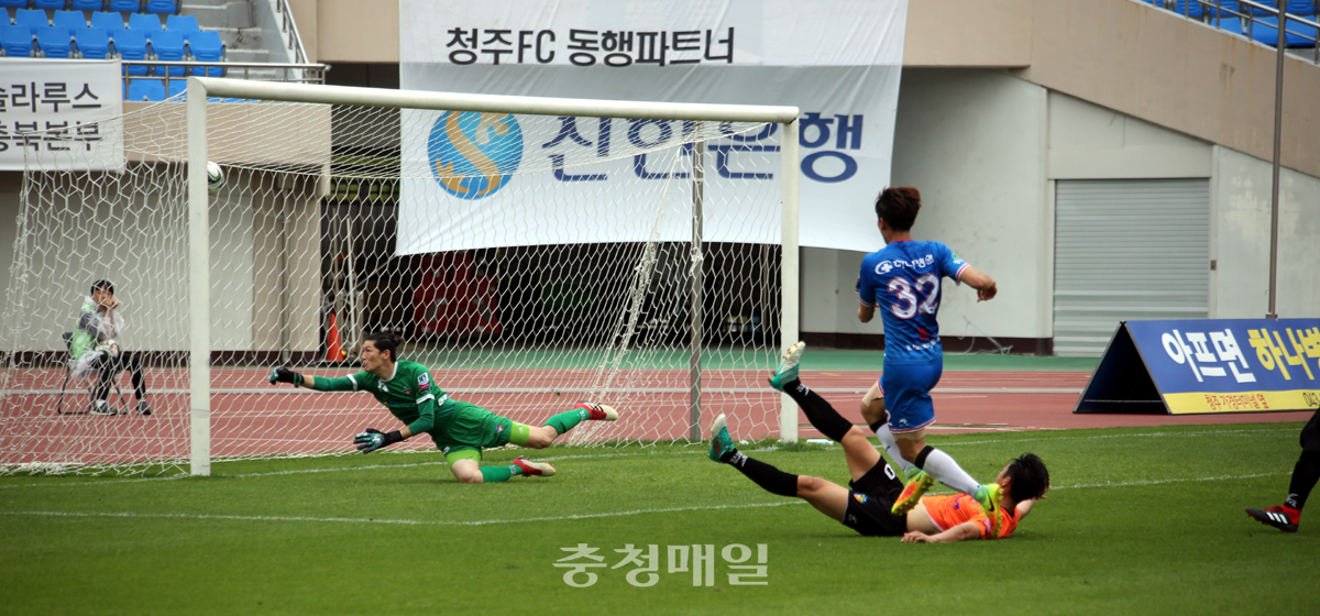 지난 18일 충북 청주에서 열린 청주FC와 파주시민축구단의 경기에서 청주FC 김시우가 쐐기골을 넣고 있다.