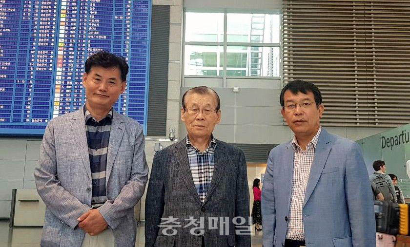 김종대 의원(오른쪽)이 26일 싱가포르로 출국하기전 나기정 전 청주시장(가운데) 등과 기념촬영을 하고 있다.