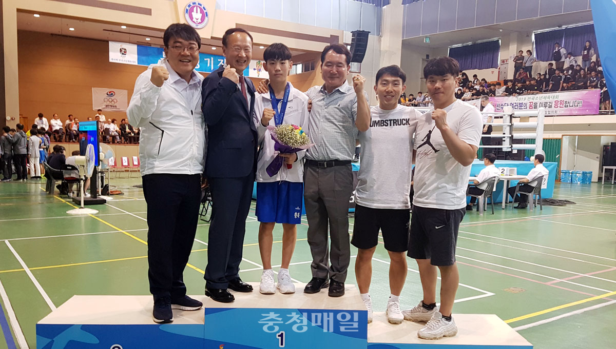 제48회 전국소년체전에서 금메달을 획득한 충주 칠금중학교 김건웅(왼쪽 세번째)이 시상식을 갖고 교육관계자들과 사진촬영을 했다.