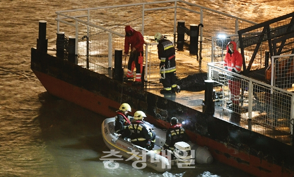 헝가리 수도 부다페스트에서 29일(현지시간) 한국 관광객들이 탄 유람선이 다른 배와 충돌해 침몰한 가운데 구조대원들이 생존자 수색작업을 하고 있다.  뉴시스