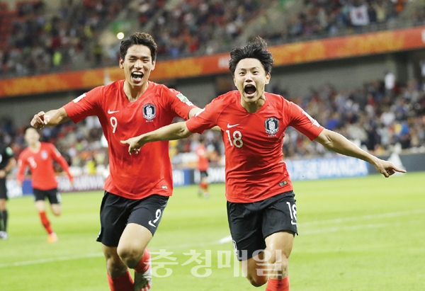 한국 축구대표팀 조영욱(오른쪽)이 8일(현지시간) 폴란드의 비엘스코-비아와 스타디움에서 열린 U20 월드컵 8강전 세네갈과의 경기에서 세번째 골을 떠트린 뒤 오세훈과 함께 축하하고 있다.  뉴시스