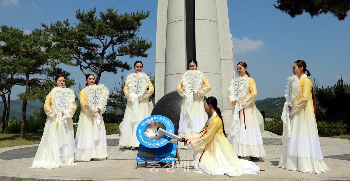 충북도민체육대회를 밝힐 성화가 12일 괴산군 탄생 600주년 기념공원에서 채화됐다.