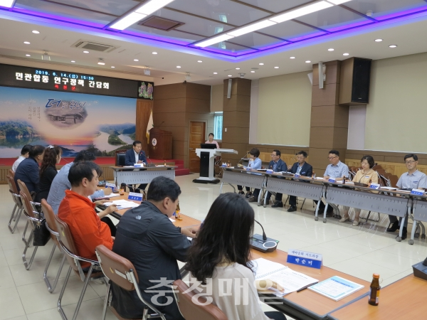 옥천군은 지난 14일 김재종 군수와 관계 공무원들이 참석한 가운데 ‘민·관 합동 인구정책 간담회’을 열었다.