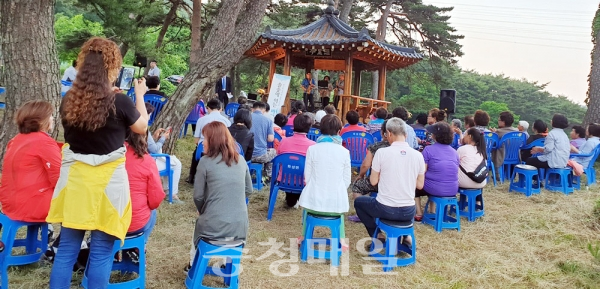 청양군 화성면행정복지센터와 화성면 수정리 마을공동체가 지난 14일 삼리정 음악회를 열었다.
