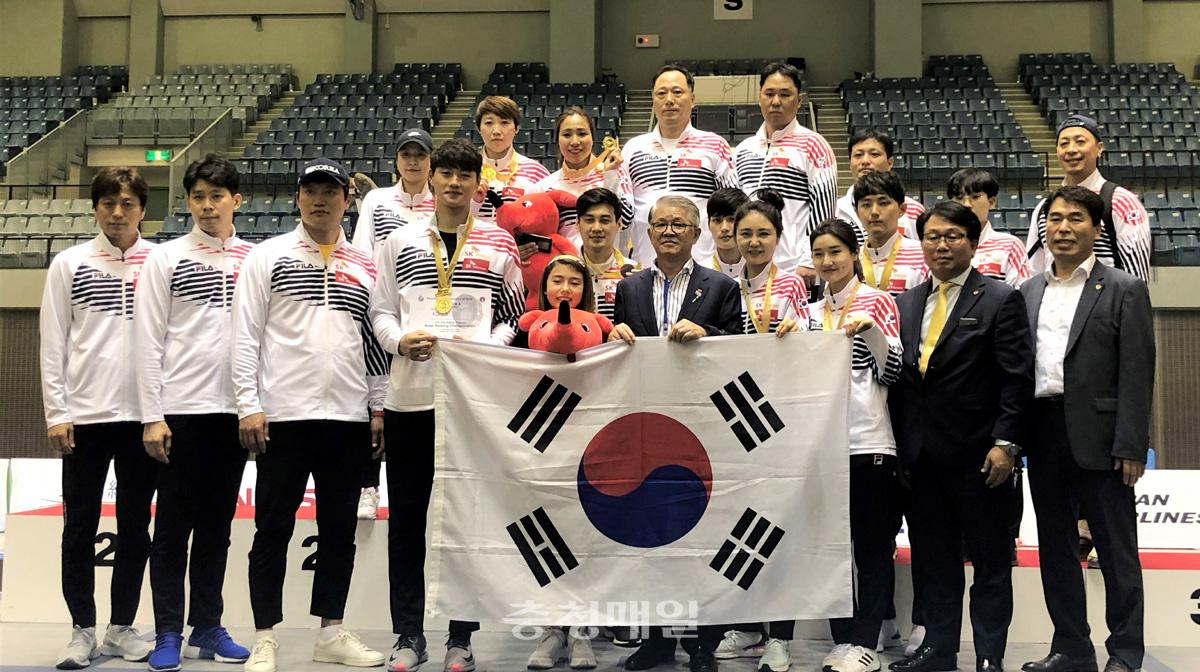 한국 남자 사브르 대표팀과 여자 에페 대표팀이 지난 17일 일본 도쿄에서 열린 2019 아시아펜싱선수권대회에서 나란히 금메달을 따낸 후 기념사진을 찍고 있다.