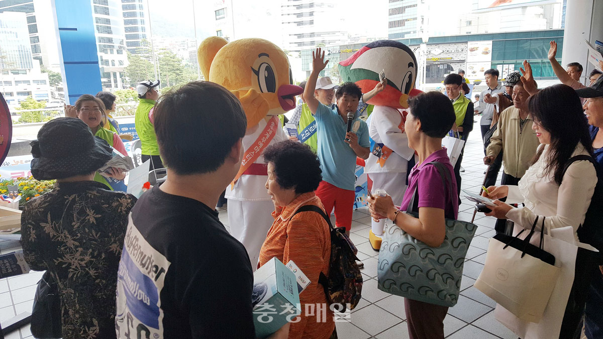 충북도 도민홍보대사들이 20일 서울역에서 미래해양과학관 건립과 충주세계무예마스터십 개최를 홍보했다.