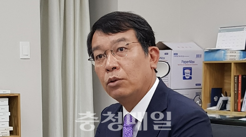 정의당 김종대 의원이 26일 충북도청 기자실에서 충북도당위원장 선거 출마의 변을 말하고 있다.
