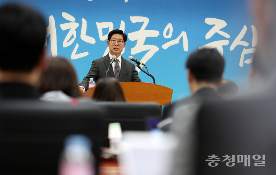 양승조 충남지사가 27일 도청 대회의실에서 민선 7기 출범 1주년 기자회견을 갖고 소회를 밝히고 있다.