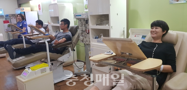 대전지역 위러브유 운동본부 회원들이 2일 대전세종충남혈액원에서 헌혈하나둘운동을 실시했다.