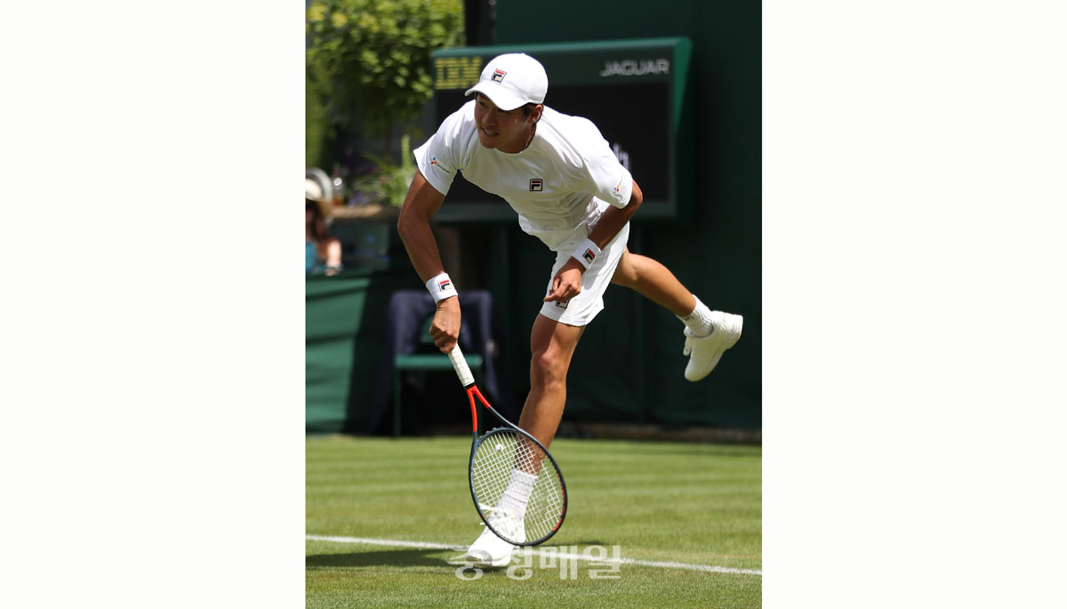 권순우가 지난 1일(한국시간) 영국 런던 윔블던의 올잉글랜드클럽에서 열린 카렌 하차노프와의 윔블던 테니스대회 남자단식 1회전에서 경기를 하고 있다.