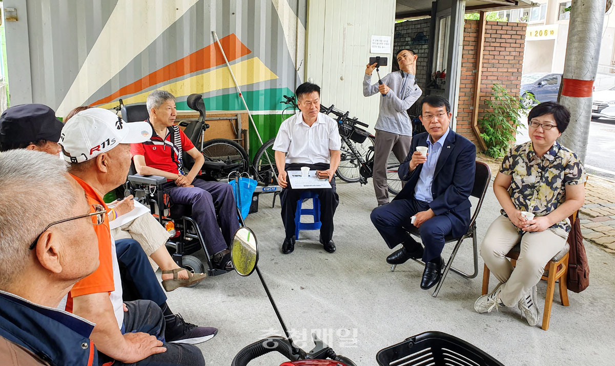 김종대 의원이 3일 청주시 상당구 용암동 해누리아파트 2단지 내에 설치된 ‘장애인 쉼터’를 찾아 주민들과 대화를 나누고 있다.