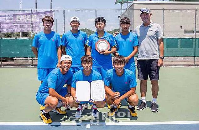 비트로배 제35회 전국하계대학테니스연맹전 대학부 단체전에서 준우승을 차지한 한국교통대 테니스부 선수들이 시상식을 갖고 사진촬영을 했다.