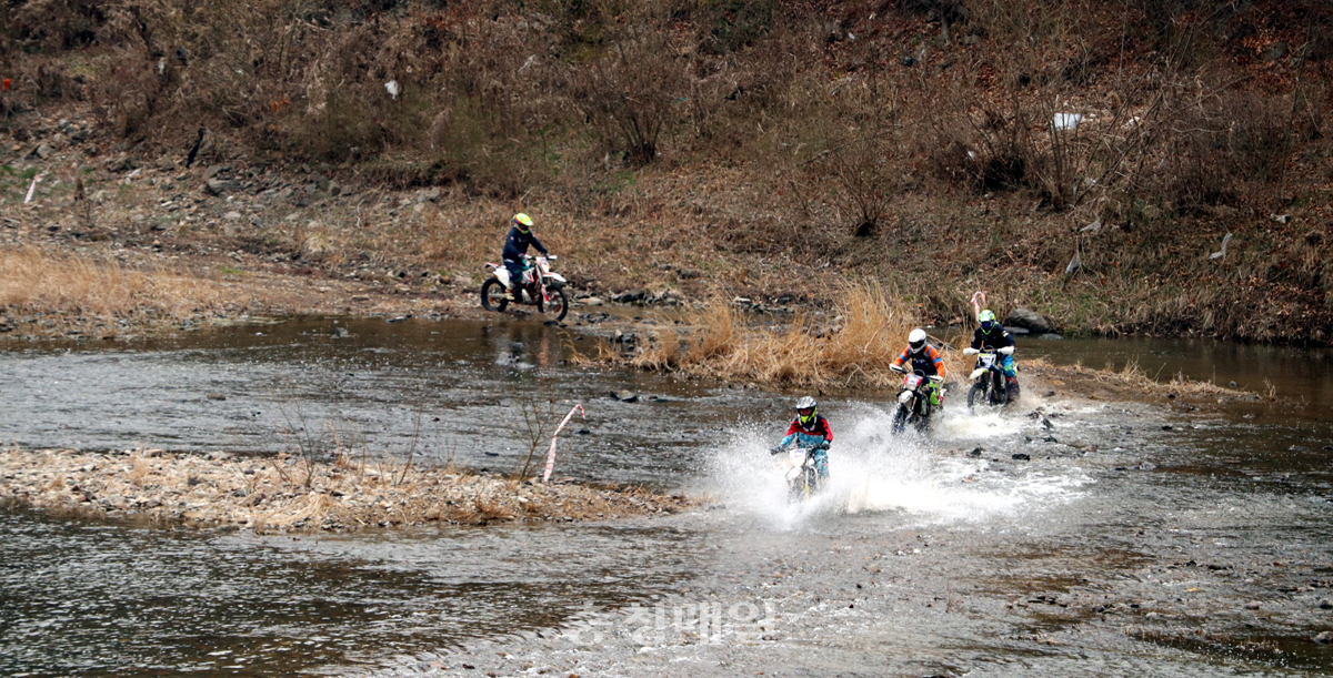 충북 영동군  초강천 빙벽장 일원에서 오는 21일 산악오토바이 경기가 펼쳐진다. 사진은 자료사진