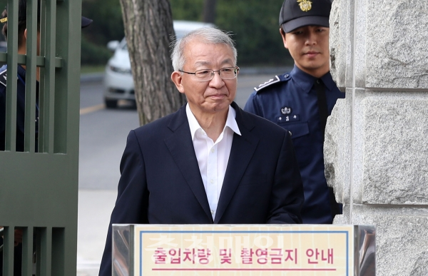 사법행정권 남용 의혹으로 구속돼 재판을 받고 있는 양승태 전 대법원장이 22일 오후 경기 의왕시 서울구치소에서 재판부의 직권 보석으로 석방돼 나오고 있다.
