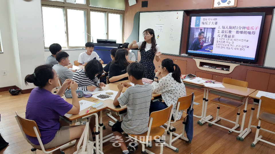 세종시교육청 중국어 캠프에 참여한 학생들이 중국어 학습을 하고 있다.