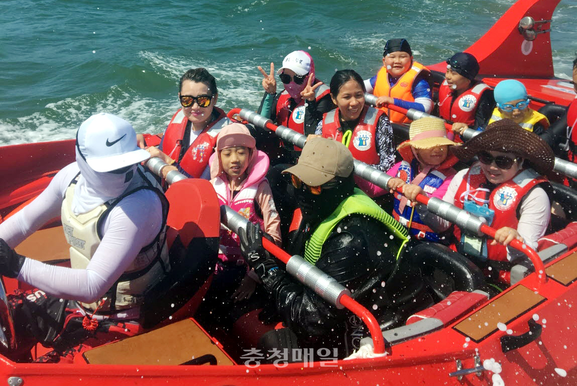 충북 북부권(충주·제천·단양) 다문화가정 학생들과 학부모들이 도해양교육원 바다캠프에서 바다체험을 즐기고 있다.