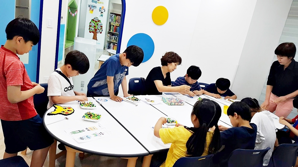 공동육아나눔터 2호점(용산점)’프로그램에 참가한 어린이들이 놀이 활동을 갖고 있다.