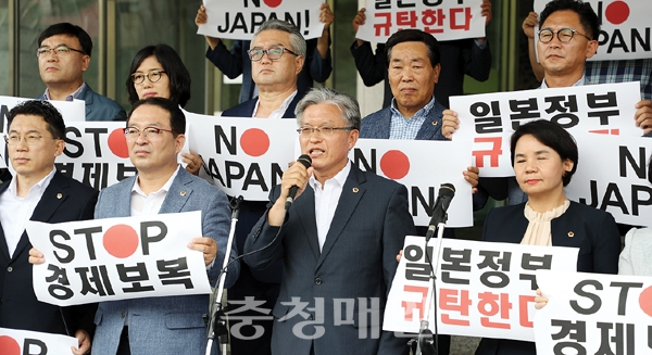 충북도의회가 6일 도의회 현관에서 일본의 경제보복을 규탄하는 결의대회를 열고 수출규제 철회를 거듭 촉구하고 있다.