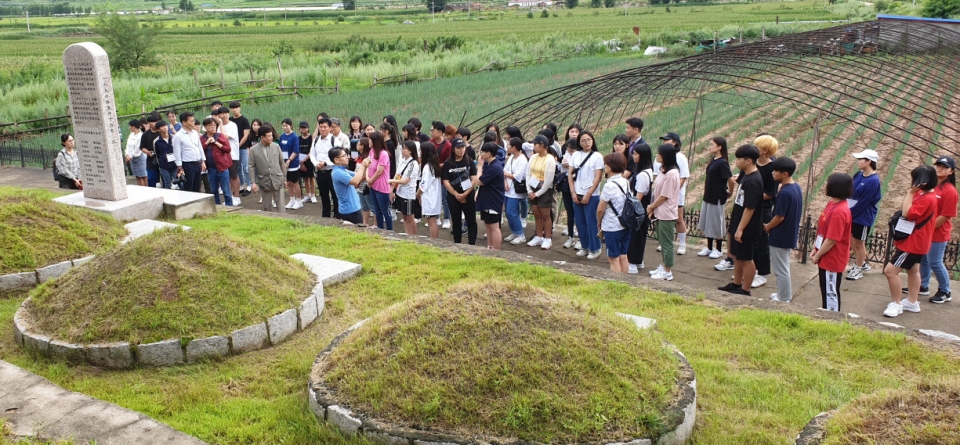 충북도교육도서관의 사제동행 인문 행성 국외체험 참가자들이 3·13 반일의사릉을 둘러보고 있다.