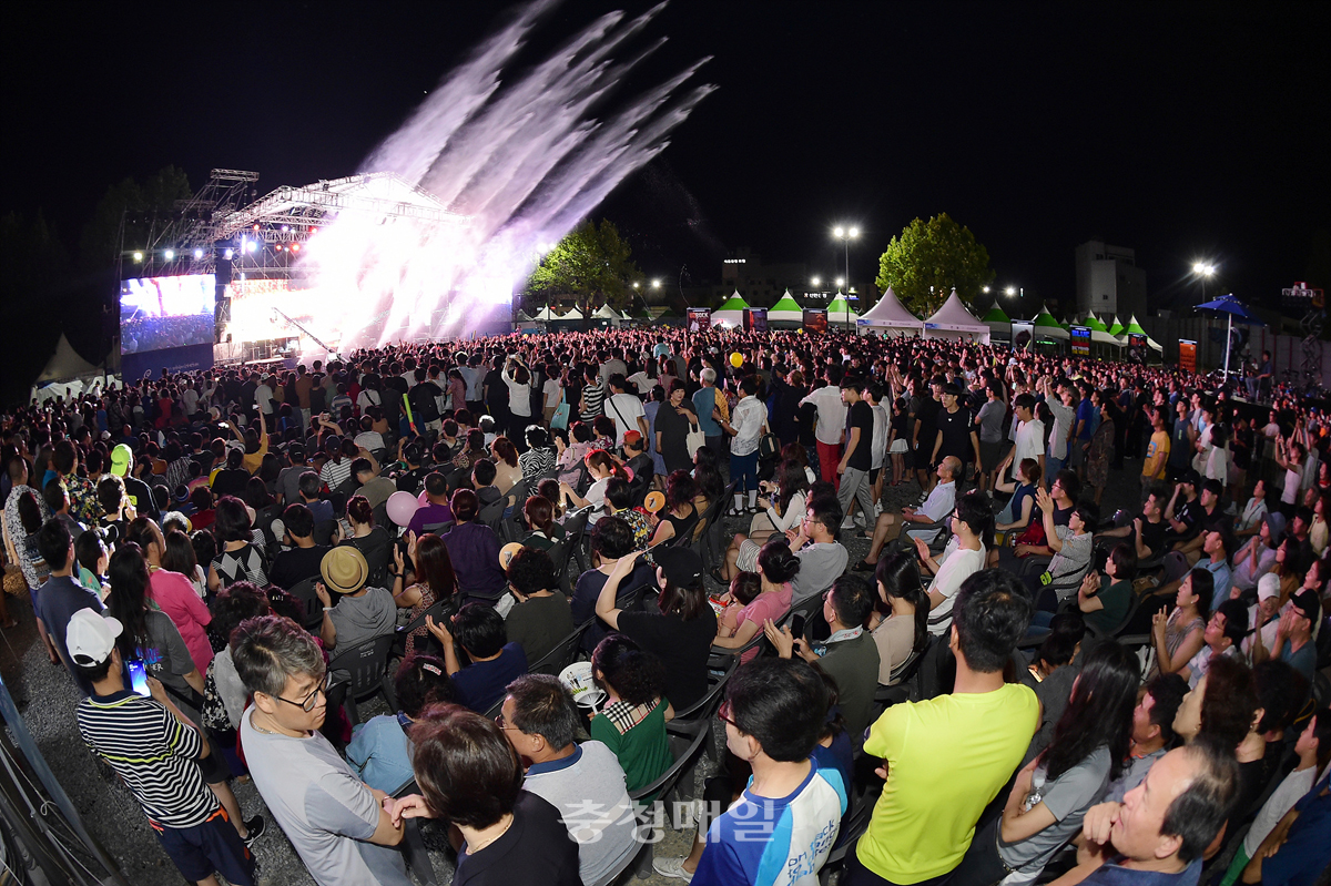제천국제음악영화제 워터 & EDM 페스티벌 축제 관람객들이 축제를 즐기고 있다.