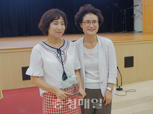 충북도종합자원봉사센터 8월의 으뜸봉사상으로 선정된 까까드림봉사단 김경혜(왼쪽) 단장과 최정옥 센터장이 기념촬영하고 있다.