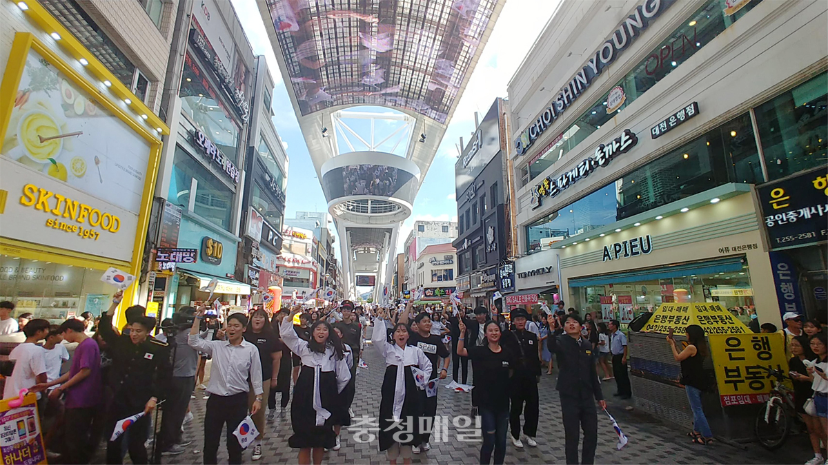 대전마케팅공사가 15일 스카이로드에서 광복의 의미와 역사를 되새겨 보는 ‘광복절 기념 플래시몹’ 행사를 개최한다.