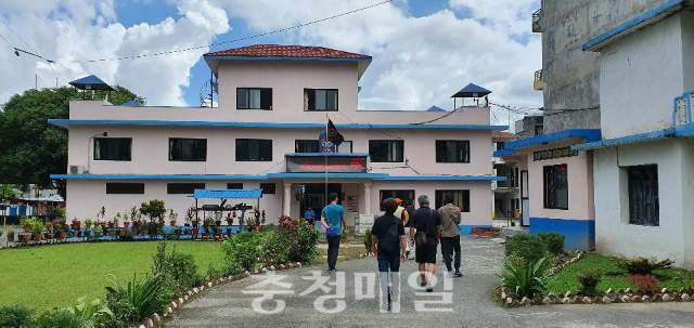 직지원정대 관계자들이 지난 13일 네팔 현지에서 10년 전 실종된 고(故) 민준영·박종성 대원의 시신을 확인하기 위해 네팔 포카라 간다키주 경찰청과 간다키 병원을 찾았다.