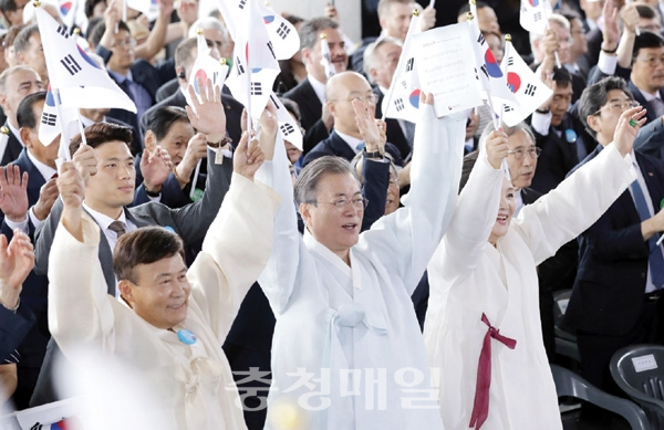 문재인 대통령이 15일 충남 천안시 독립기념관에서 열린 제74회 광복절 경축식에서 참석자들과 만세삼창을 하고 있다.  뉴시스