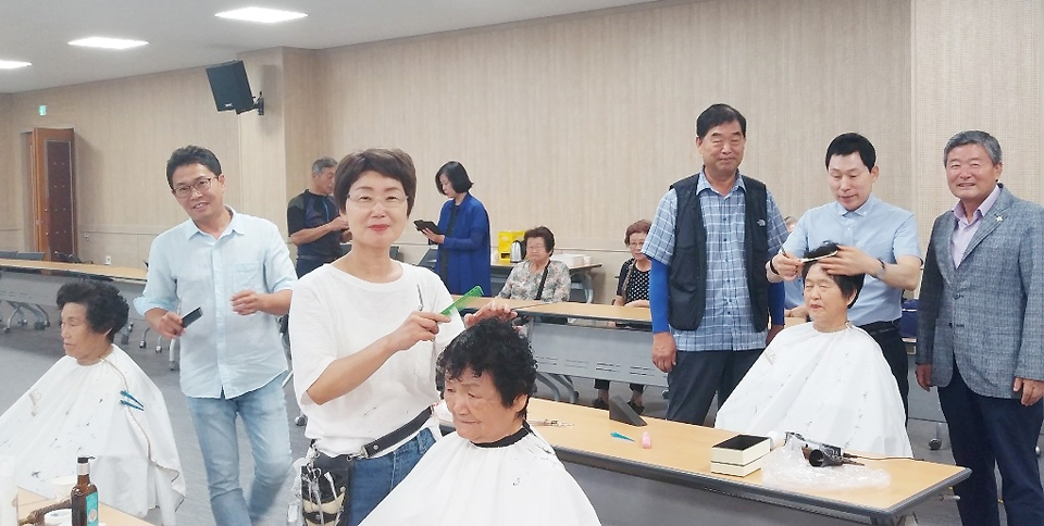 서울 명동에서 헤어숍을 운영하는 김성한 대표가 18일 고향인 음성군 대소면 주민자치센터를 찾아 관내 어르신들에게 재능 나눔 이·미용봉사를 실시했다.