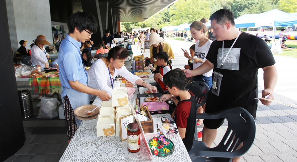 지난달 열린 와유바유 마켓 참가자들이 지역 농·특산품을 구매하고 있다.