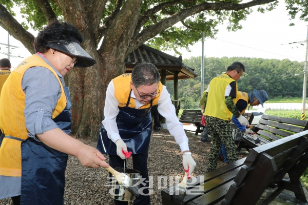 20일 영동군 공공시설 기동서비스반이 박세복 군수와 함께 용산면 법화리 마을 벤치를 도색하고 있다.