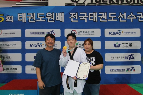 제 5회 태권도원배 전국 태권도 대회에서 신흥고등학교 김태민 선수가 헤비급 금메달을 획득했다.