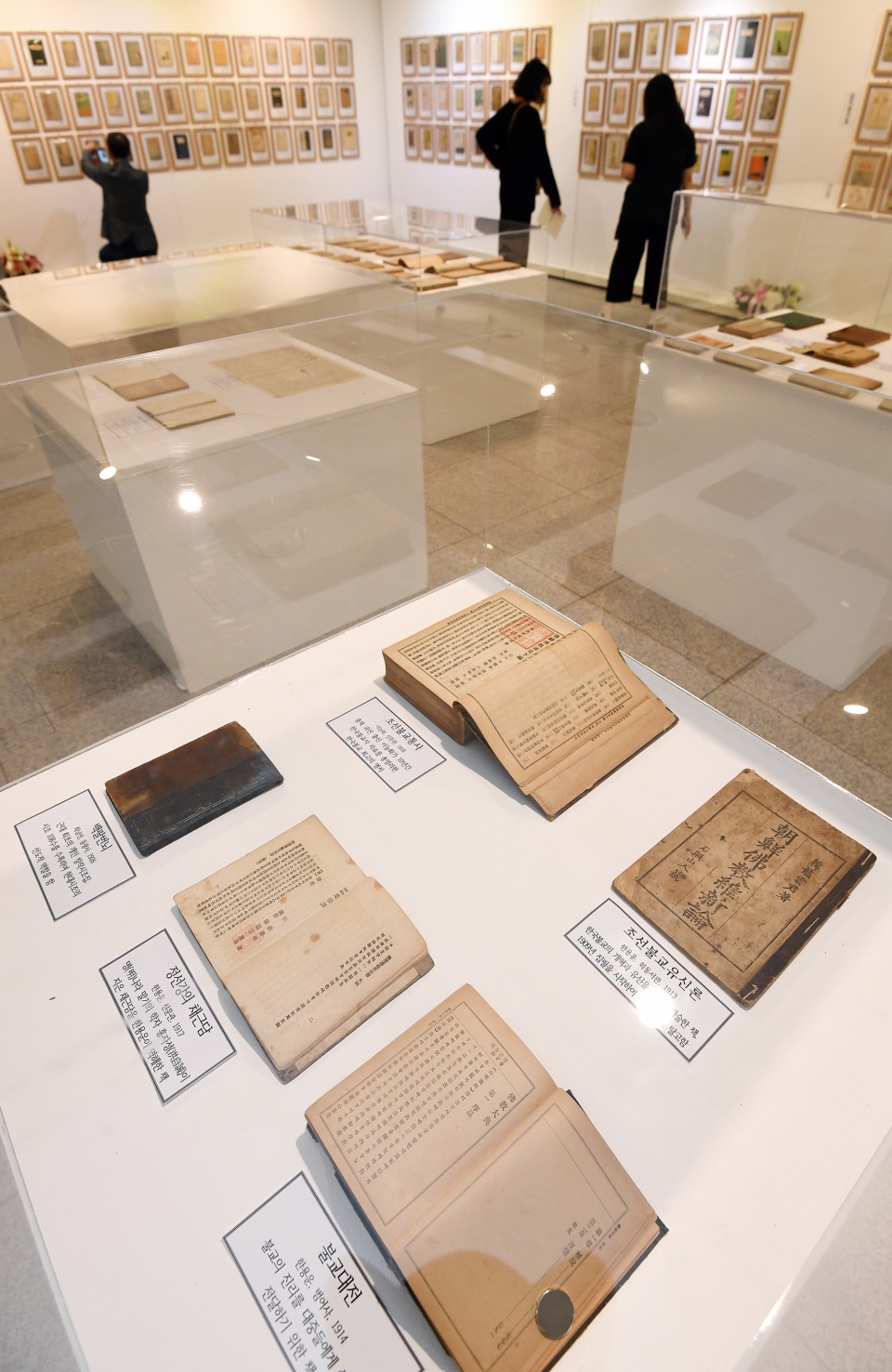 지난달 31일 충북 청주예술의전당에서 열린 2019 대한민국 독서대전을 찾은 시민들이 전시된 고서를 살펴보고 있다.  오진영기자