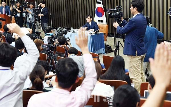 조국 법무부 장관 후보자가 2일 서울 여의도 국회에서 열린 기자간담회에서 기자들의 질문을 받고 있다.  뉴시스
