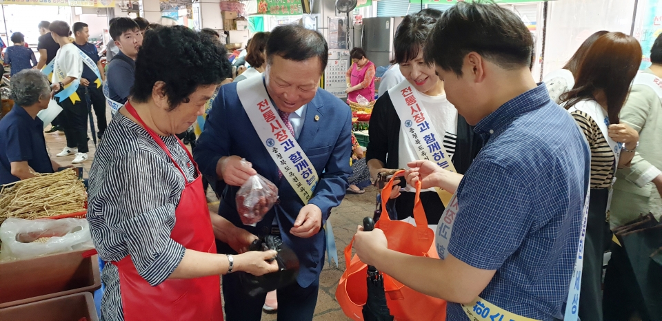 옥천교육지원청이 9일 전통시장서 장보기 행사를 가졌다.