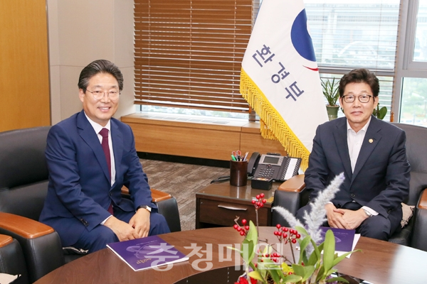 김홍장(왼쪽) 당진시장이 지난 9일 조명래 환경부장관을 만나 당진지역 환경 현안에 대해 설명하고 지원을 건의했다.