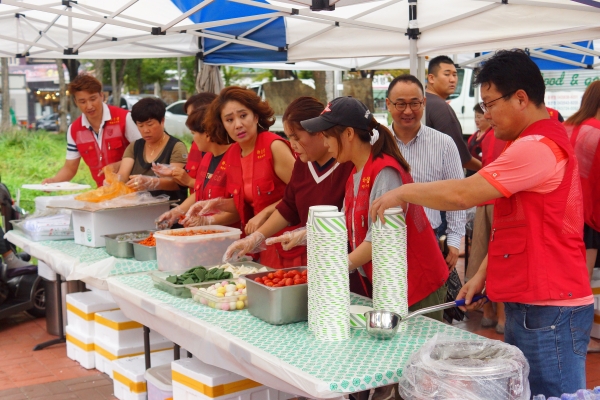 추석맞이 孝잔치에서 하울링행복바구니 회원들이 식사를 제공하고 있다.