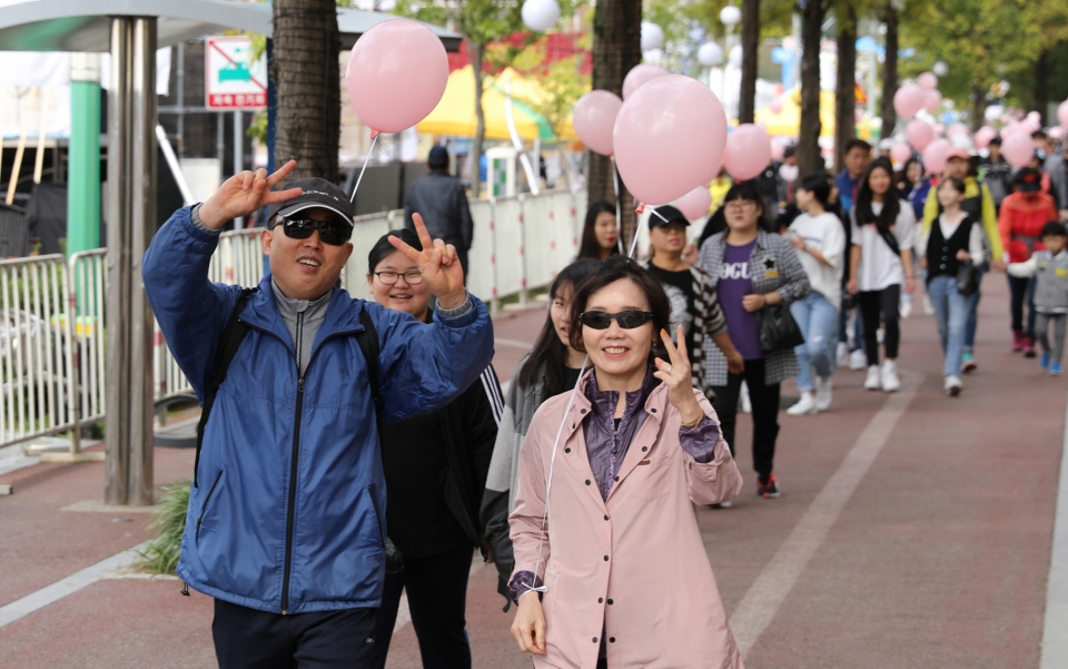 계룡시보건소는 다음달 5일 ‘2019계룡세계군문화축제 함께하는 건강걷기’ 행사를 개최한다. 사진은 지난해 행사 모습.
