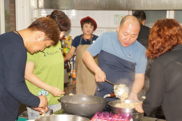 하울링행복바구니 봉사단체 회원들은 충북육아원에 방문하여 손수 준비해간 재료들로 직접 저녁식사를 만들어 함께 나눠먹는 나눔 행사를 진행했다.