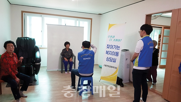 한국조폐공사 제지본부 직원들이 지난 8일 충남 부여군 구룡면 금사1리 마을에서 장수사진 촬영 봉사활동을 전개하고 있다.