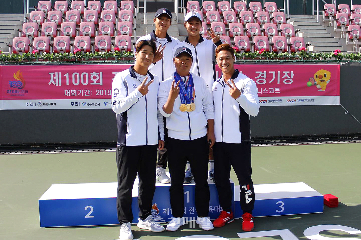 충남 당진시청 테니스팀이 제100회 전국체전 남자일반부 단체전 우승 기념 촬영을 하고 있다.