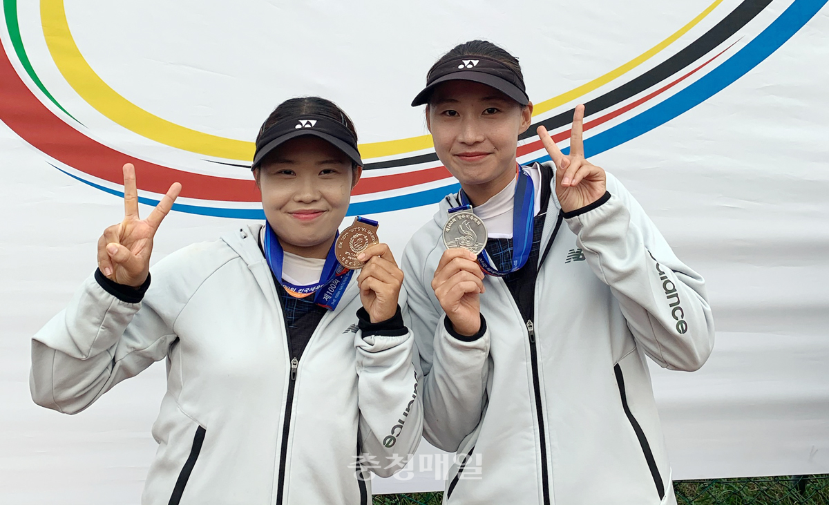 제100회 전국체육대회 정구 여자 일반부 개인복식 2위를 차지한 고은지, 이수진이 메달을 목에 걸고 기뻐하고 있다.