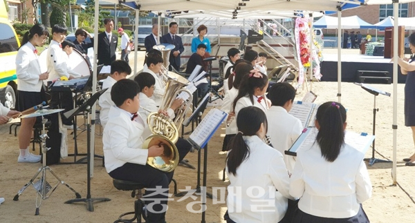 충남 부여군 백제초등학교 관악부 학생들이 지난 12일 학교에서 열린 총동창회에서 연주를 하고 있다.