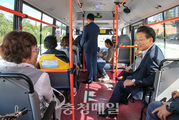 김홍장 당진시장이 행복버스에서 시민들과 이야기를 나누고 있다.