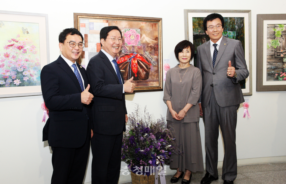 장종태(왼쪽 두번째) 서구청장이 ‘제19회 대한민국 여성미술대전’ 수상자와 기념촬영을 하고 있다.