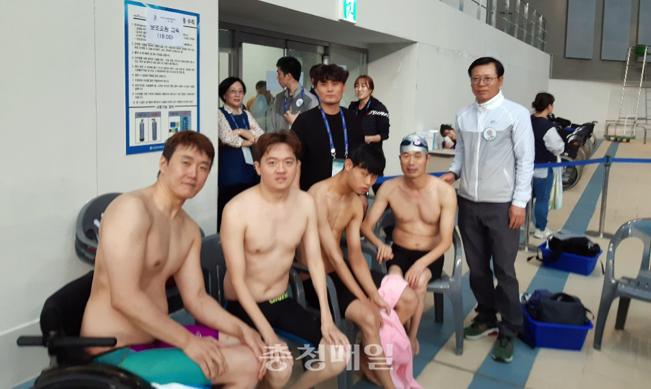 제39회 전국장애인체육대회에서 8개의 메달을 충북에 안겨준 수영선수단. 김경현·민병언·정홍재·유창선(왼쪽부터) 선수가 대회를 마치고 기념촬영을 했다.